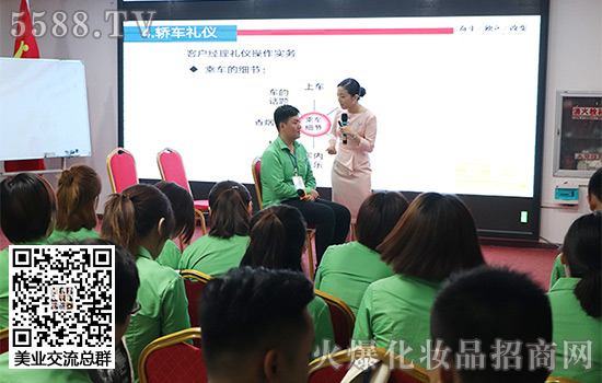 在培訓(xùn)過程中老師和我們互動(dòng) 在培訓(xùn)過程中老師和我們互動(dòng)
